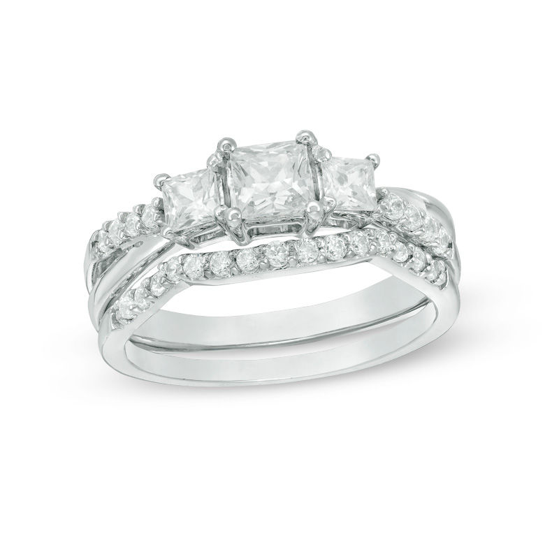 Princess cut diamond on sale ring three stone