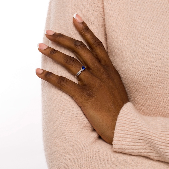 5.0mm Blue and White Lab-Created Sapphire Criss-Cross Split Shank Ring in Sterling Silver