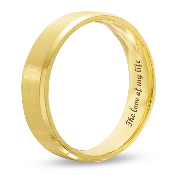 Men's 7.0mm Satin Bevelled Edge Engravable Wedding Band in 18K Gold (1 Line)