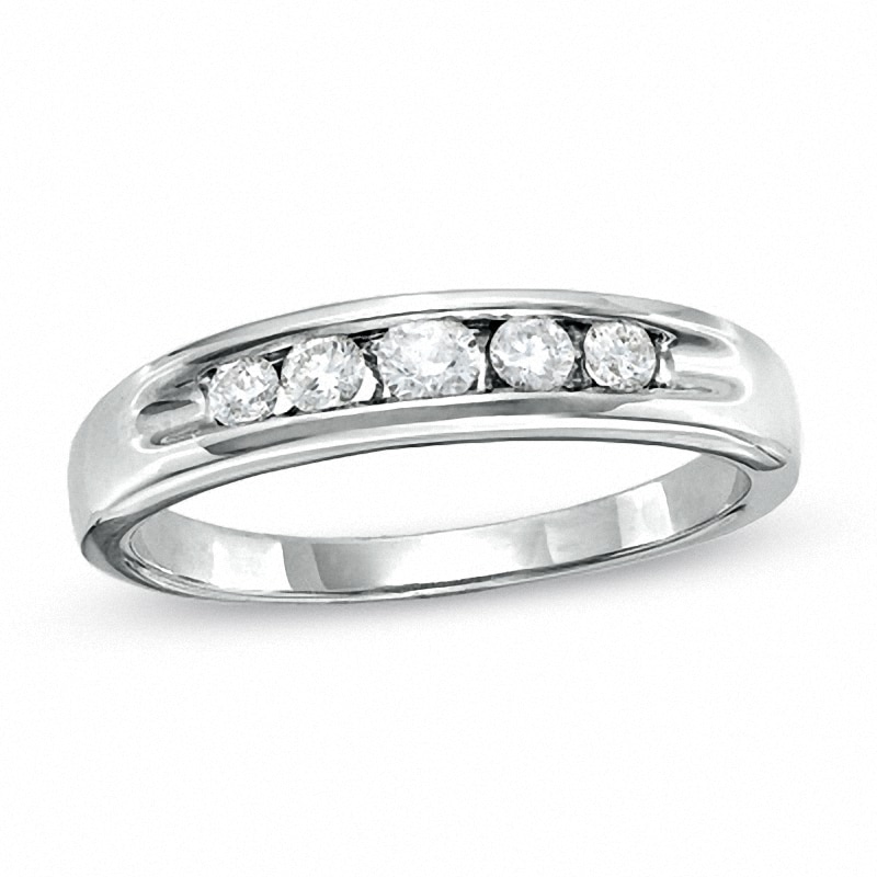 Previously Owned - Ladies' 0.25 CT. T. W. Diamond Graduated Five Stone Wedding Band in 14K White Gold|Peoples Jewellers